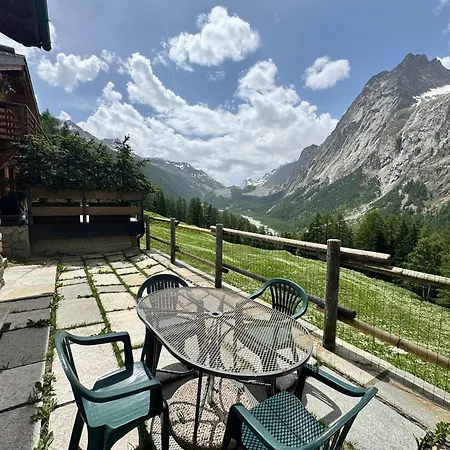 Aux Pieds Du Mont-blanc Trilocale Apartment Courmayeur