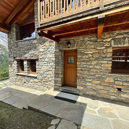 Aux Pieds Du Mont-blanc Trilocale Apartment Courmayeur